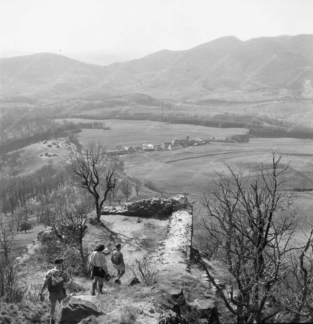 Természet - Turisták Salgó váránál