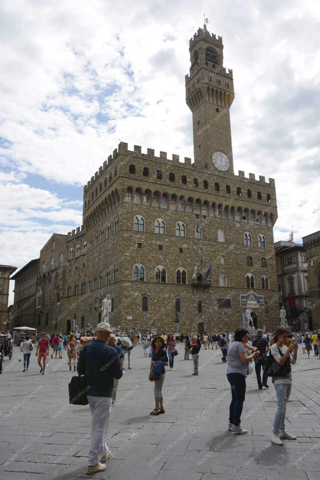 Idegenforgalom - Firenze - Turisták a Piazza della Signoria téren