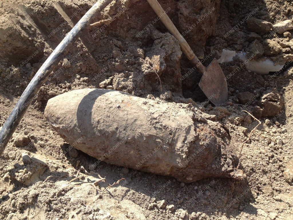 Világháborús bombát találtak a Kossuth téri mélygarázs építésénél