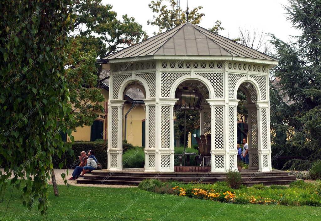 Siófok - Zenepavilon a Millennium parkban
