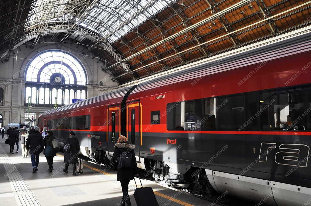 Közlekedés - Budapest -  Railjet vonat a Keleti pályaudvaron