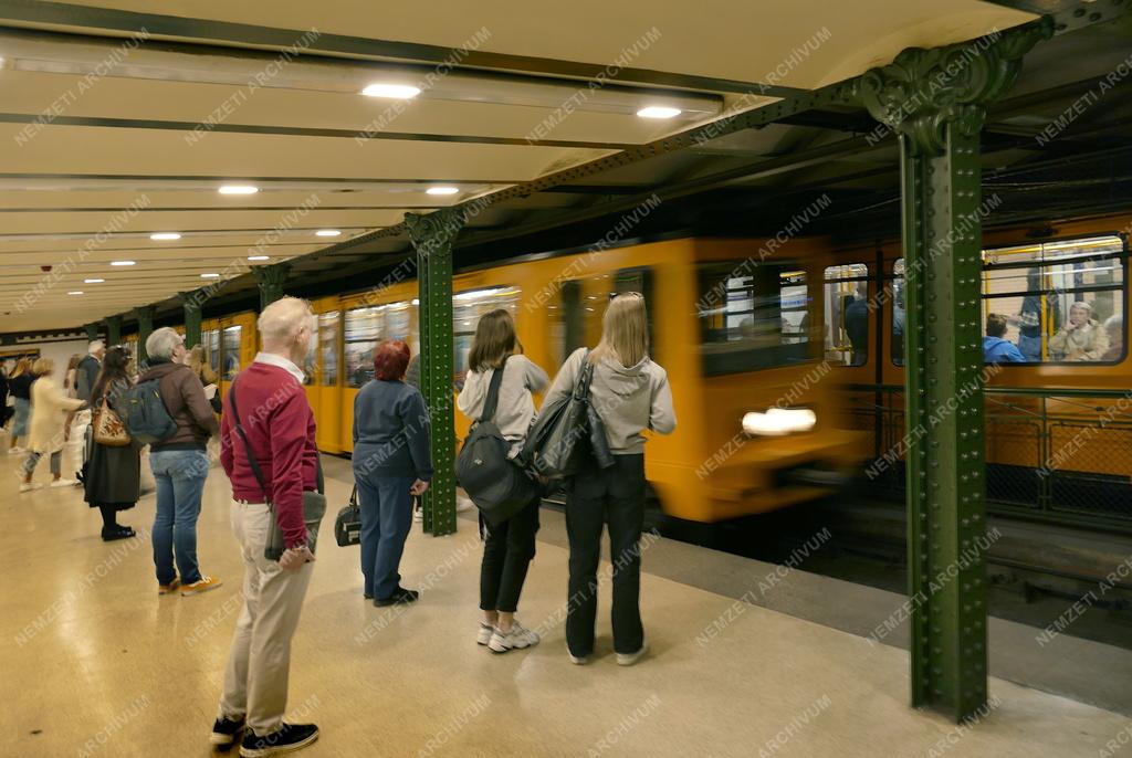 Közlekedés - Budapest - M1-es metróvonal állomása az Oktogonnál