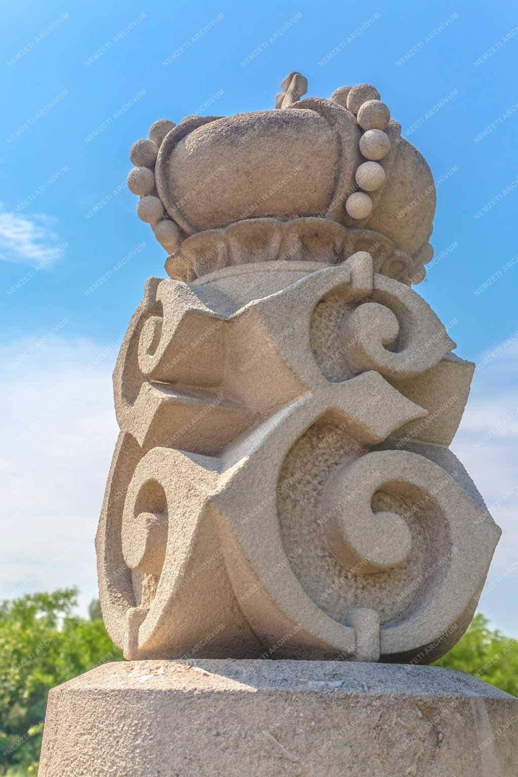 Tárgy - Fertőd - Koronás kőoszlop