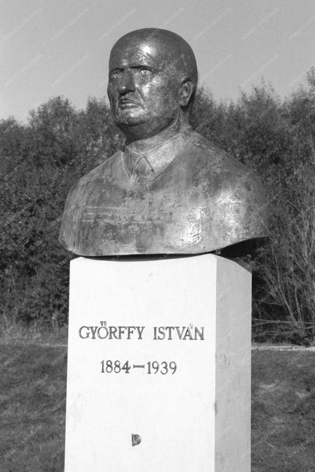 Kultúra - Szoboravatás - Győrffy István szobra