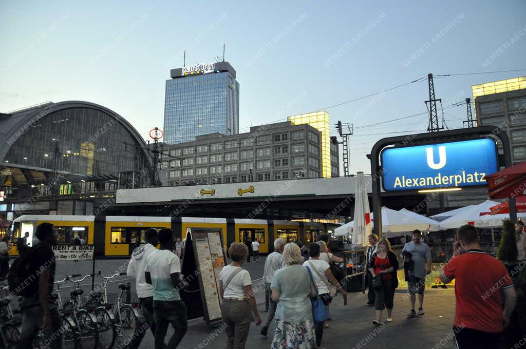Idegenforgalom - Berlin - Turisták az Alexanderplatzon
