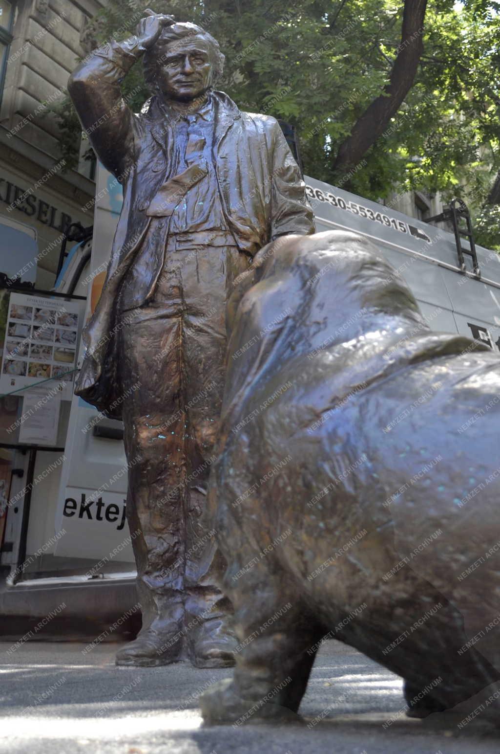 Műalkotás - Budapest - Columbo - Peter Falk szobra