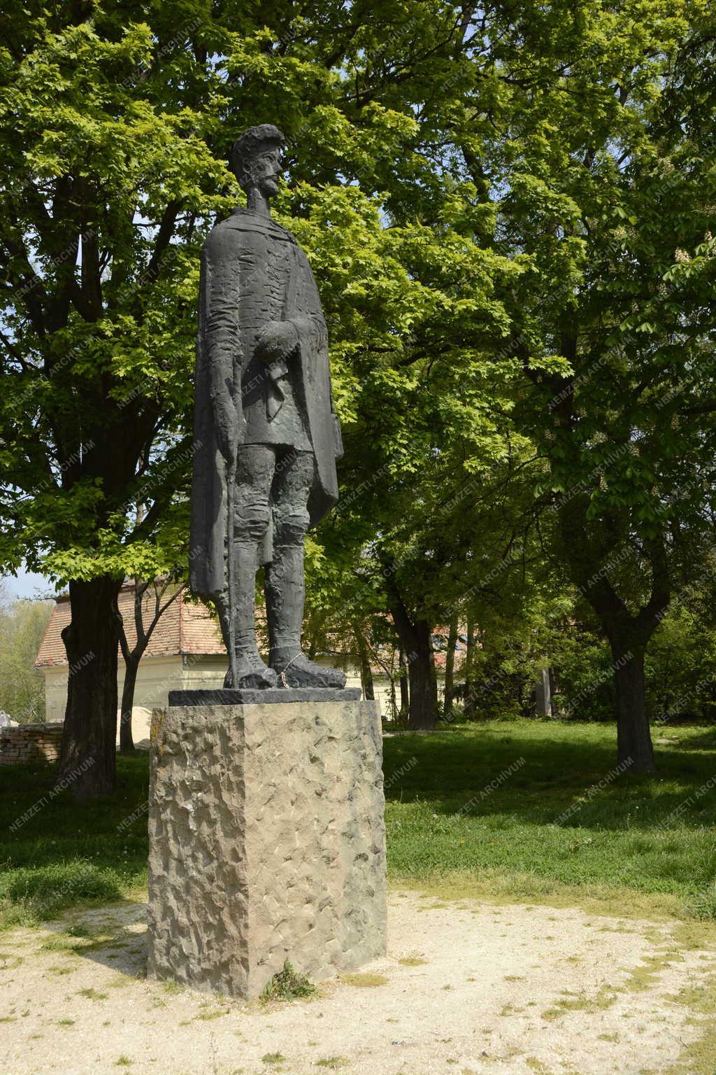 Műalkotás - Pápa - Petőfi Sándor szobra