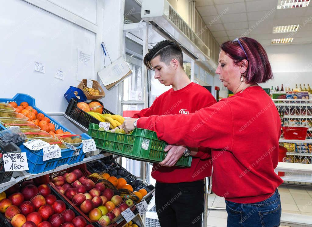 Szakképzés - Debrecen - Kereskedő tanulók szakmai gyakorlata