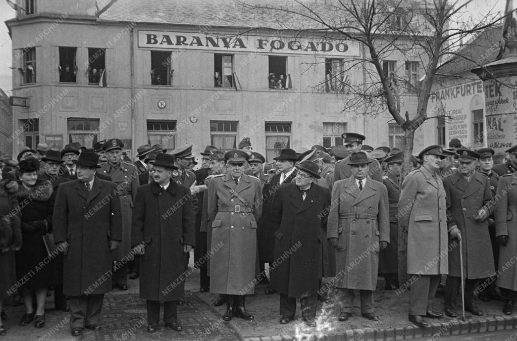 A VI. honvéd gyaloghadosztály eskütétele Pécsett