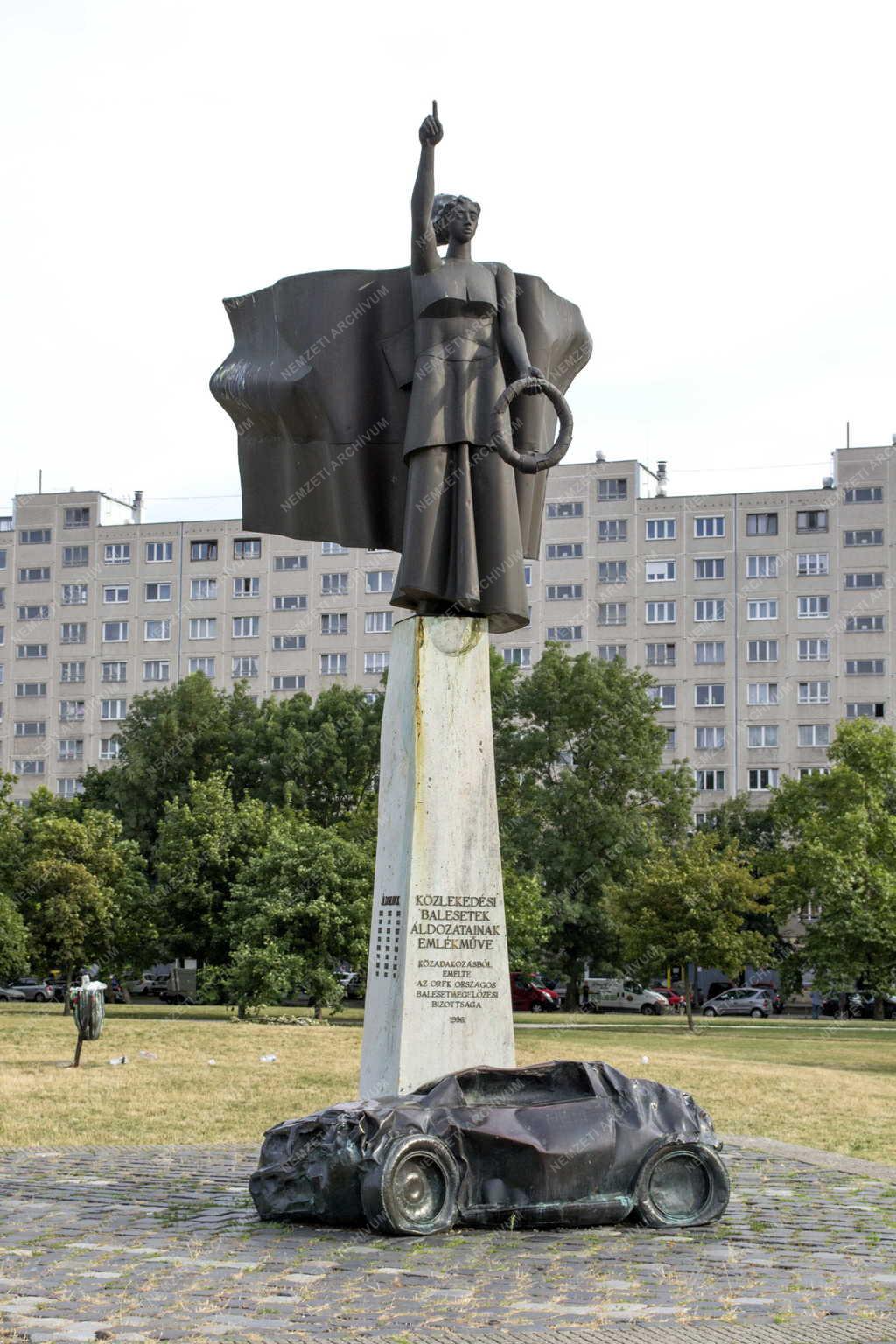 Emlékmű - A Közlekedési balesetek áldozatainak emlékműve