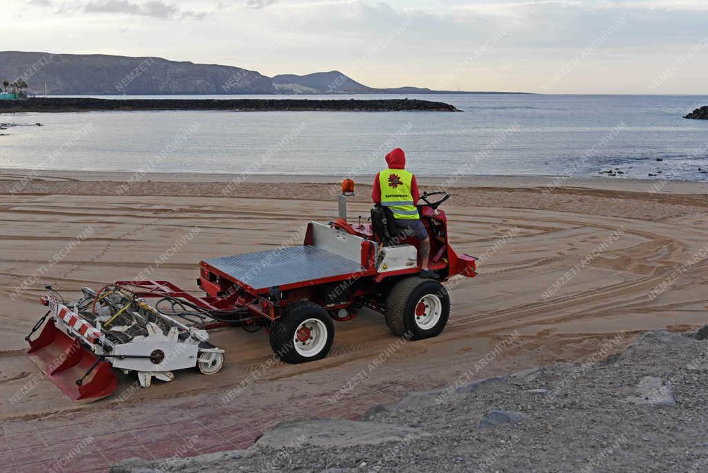 Turizmus - Playa de la Americas - Strandtisztítás