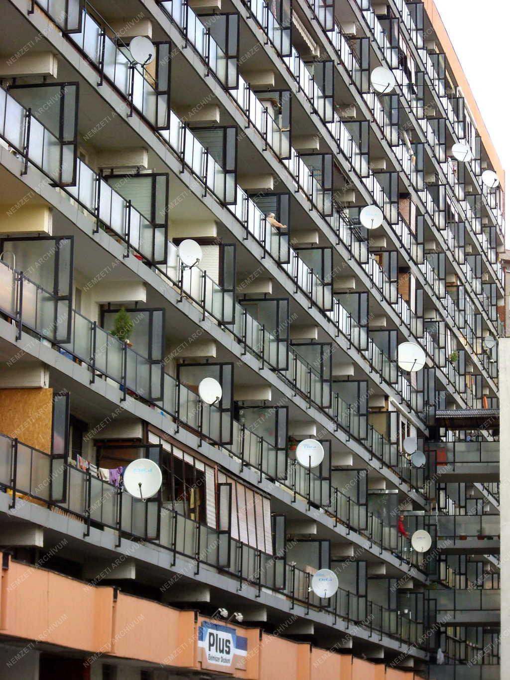 Lakóépület - Parabola antennák