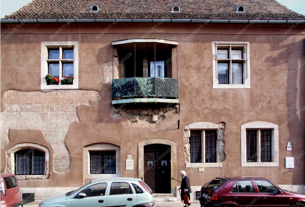 Épület - Budapest - Középkori részletek egy lakóépületen