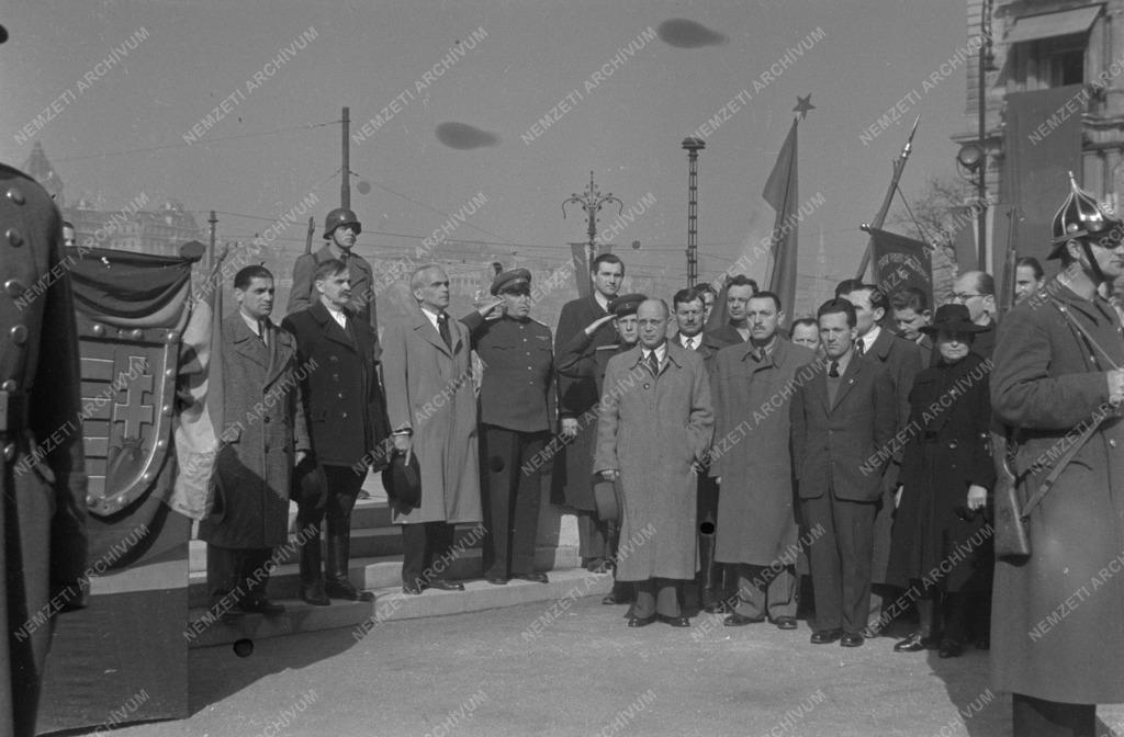 A FELSZAB. ÉVF. Vigadó tér