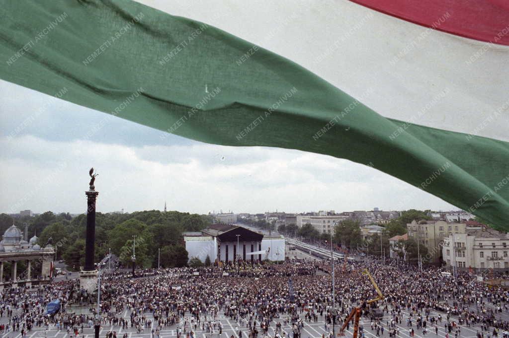 Belpolitika - Nagy Imre és mártírtársai újratemetése