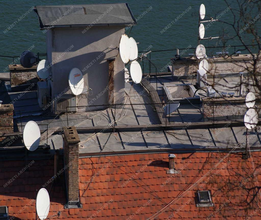 Média - Budapest - Parabola antennák egy épület tetején 