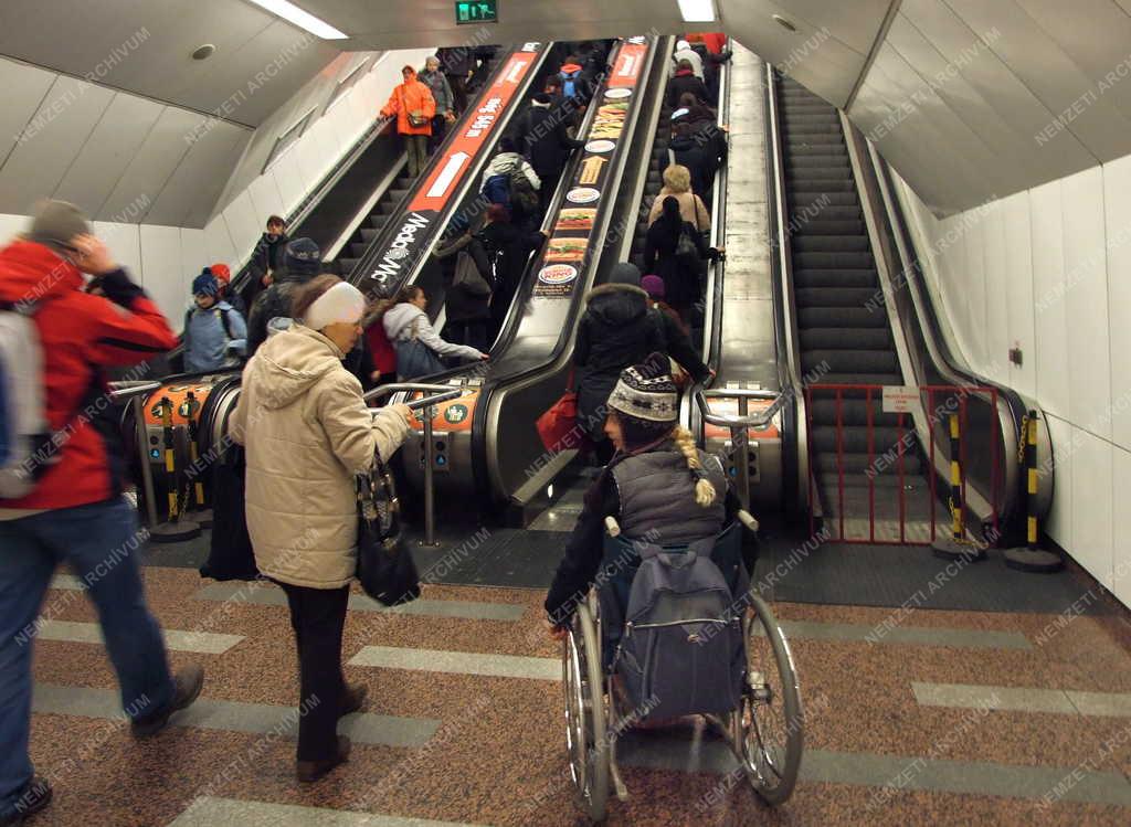 Közlekedés - Kerekesszékes utas a metróban