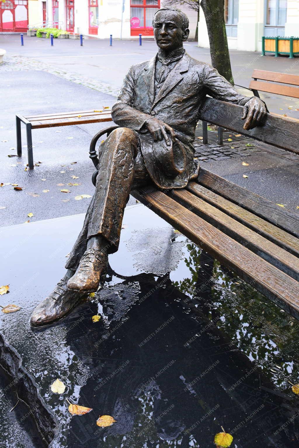 Városkép - Gyöngyös - Puky Árpád egykori polgármester szobra