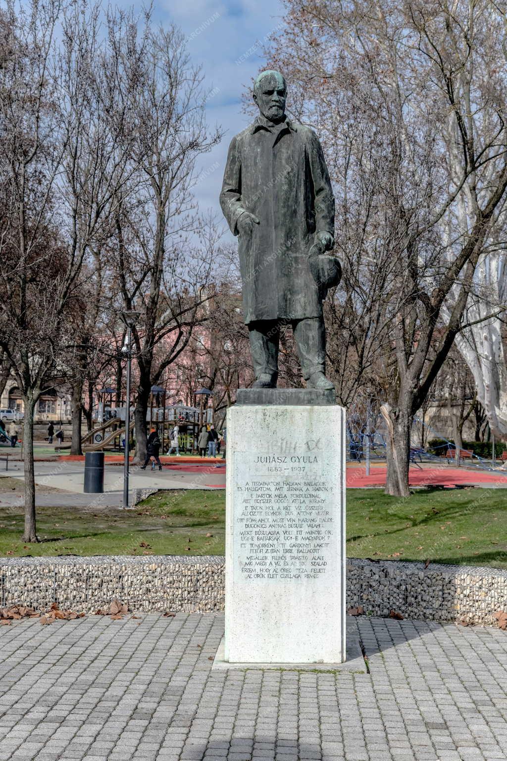 Városkép - Kultúra - Juhász Gyula szobra Szegeden