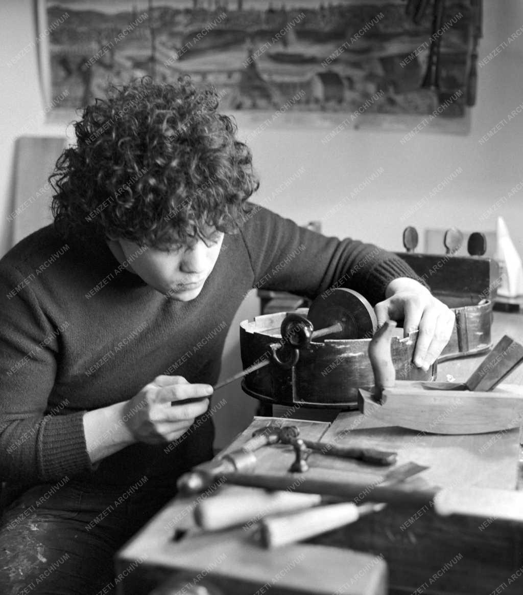 Kultúra - Mandel Róbert hangszerépítő