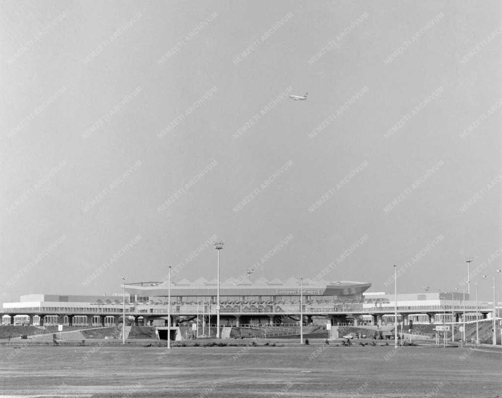 Légi közlekedés - Ferihegyi repülőtér - Elkészült a Ferihegy II.