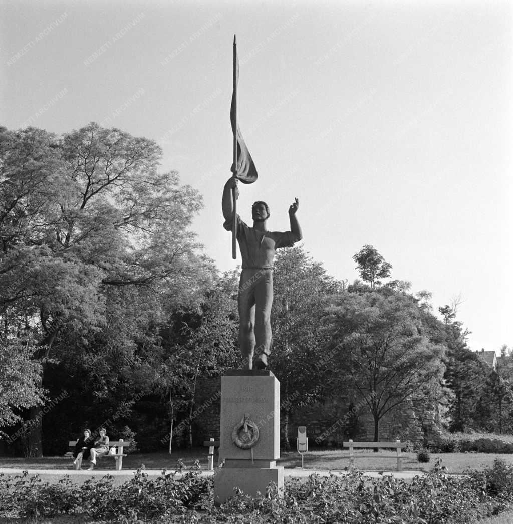 Városkép - Veszprém - Zászlós fiú szobra