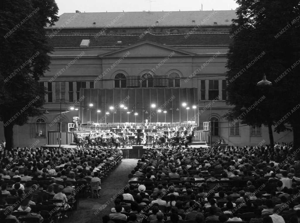 Kultúra - Komolyzene - Megkezdődött a Károlyi-kerti hangversenysorozat