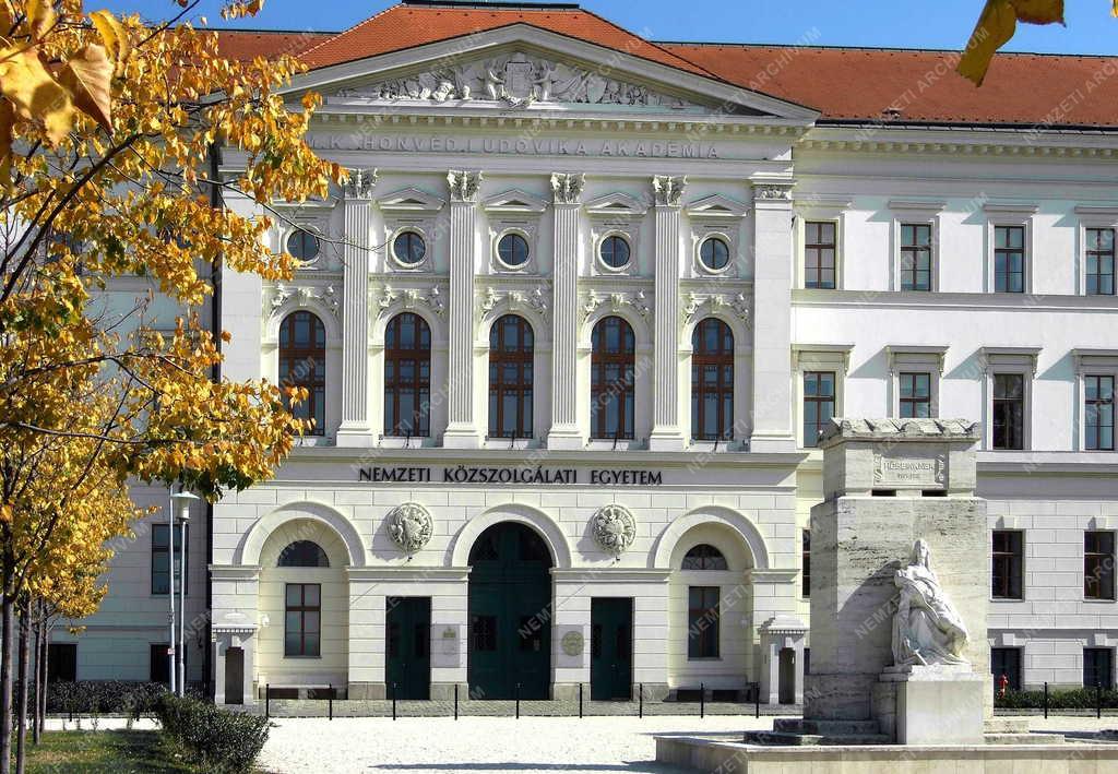 Felsőoktatás - Budapest - A Közszolgálati Egyetem épülete