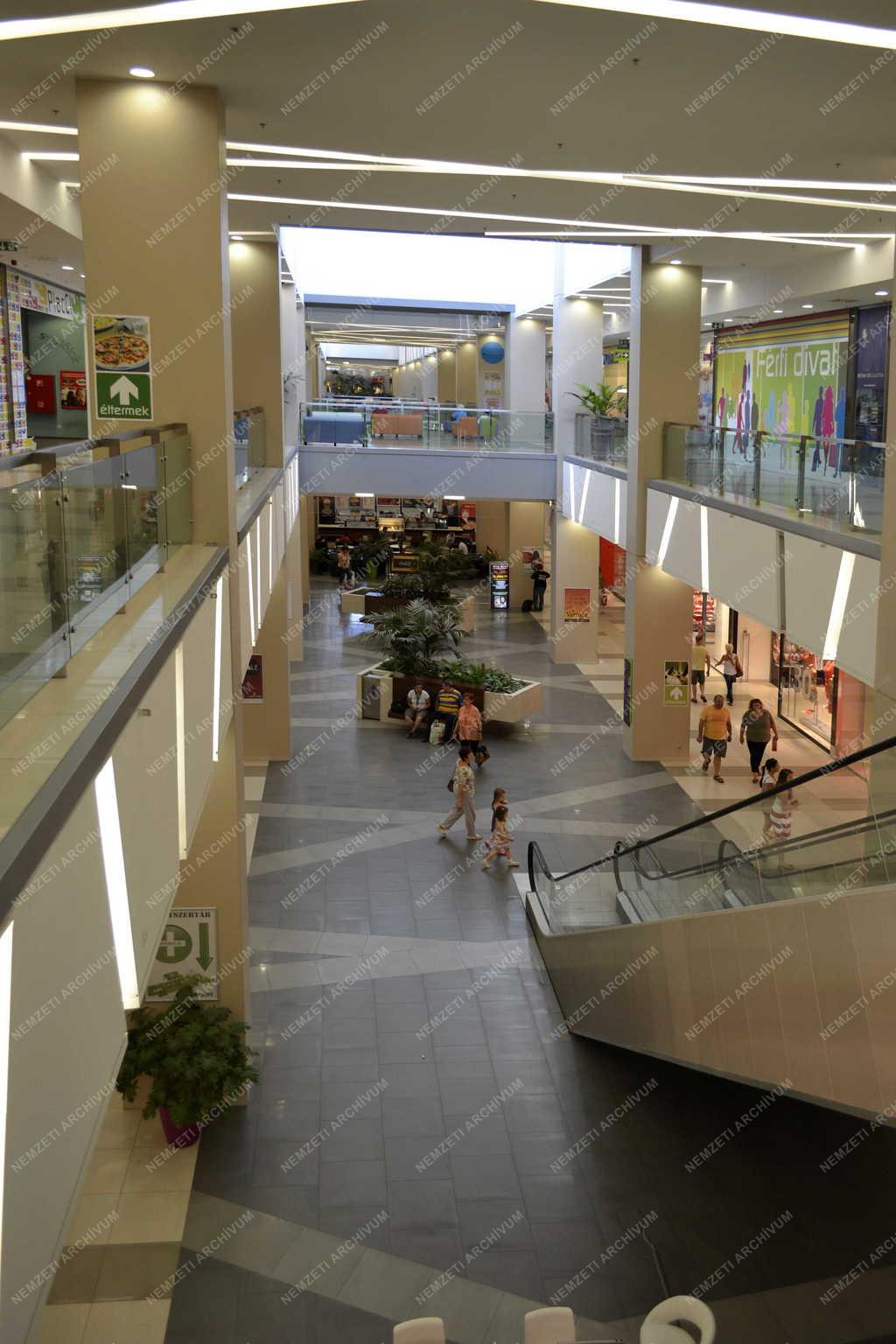 Kereskedelem - Budapest - A KöKi Terminál bevásárlóközpont