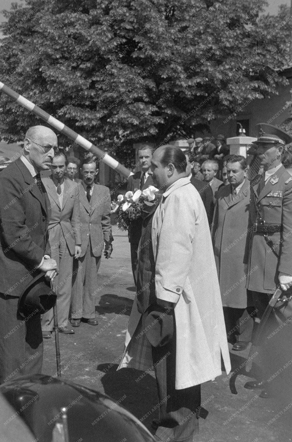 KÁROLYI M. ÉRKEZÉSE a határon