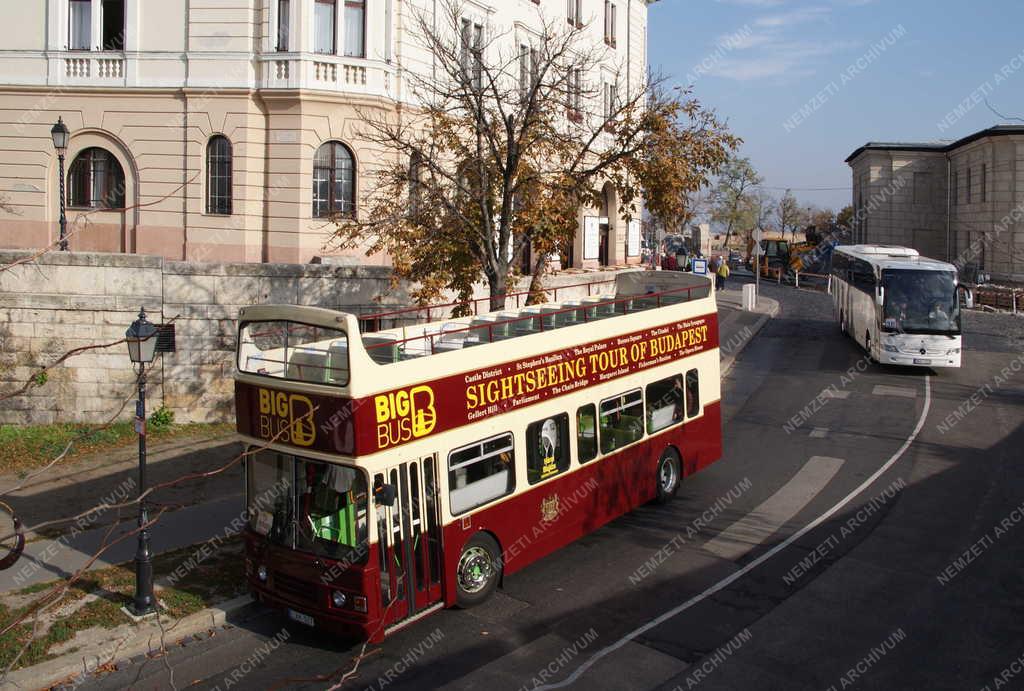 Idegenforgalom - Budapest - Turistabuszok a Várban