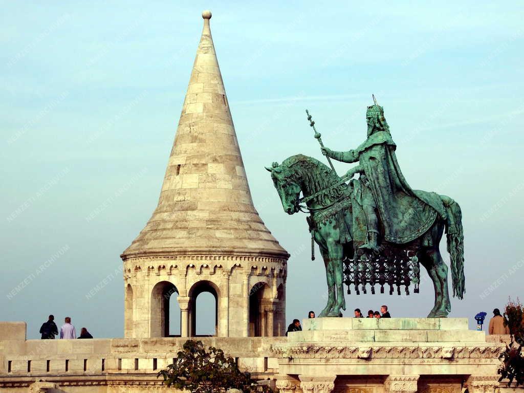 Szent István király lovasszobra a Budai Várban