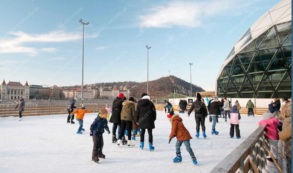 Szabadidő - Budapest - Ingyenes műjégpálya a Bálna mellett