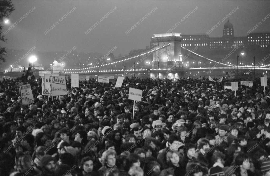 Belpolitika- Békedemonstráció a Rooesevelt téren