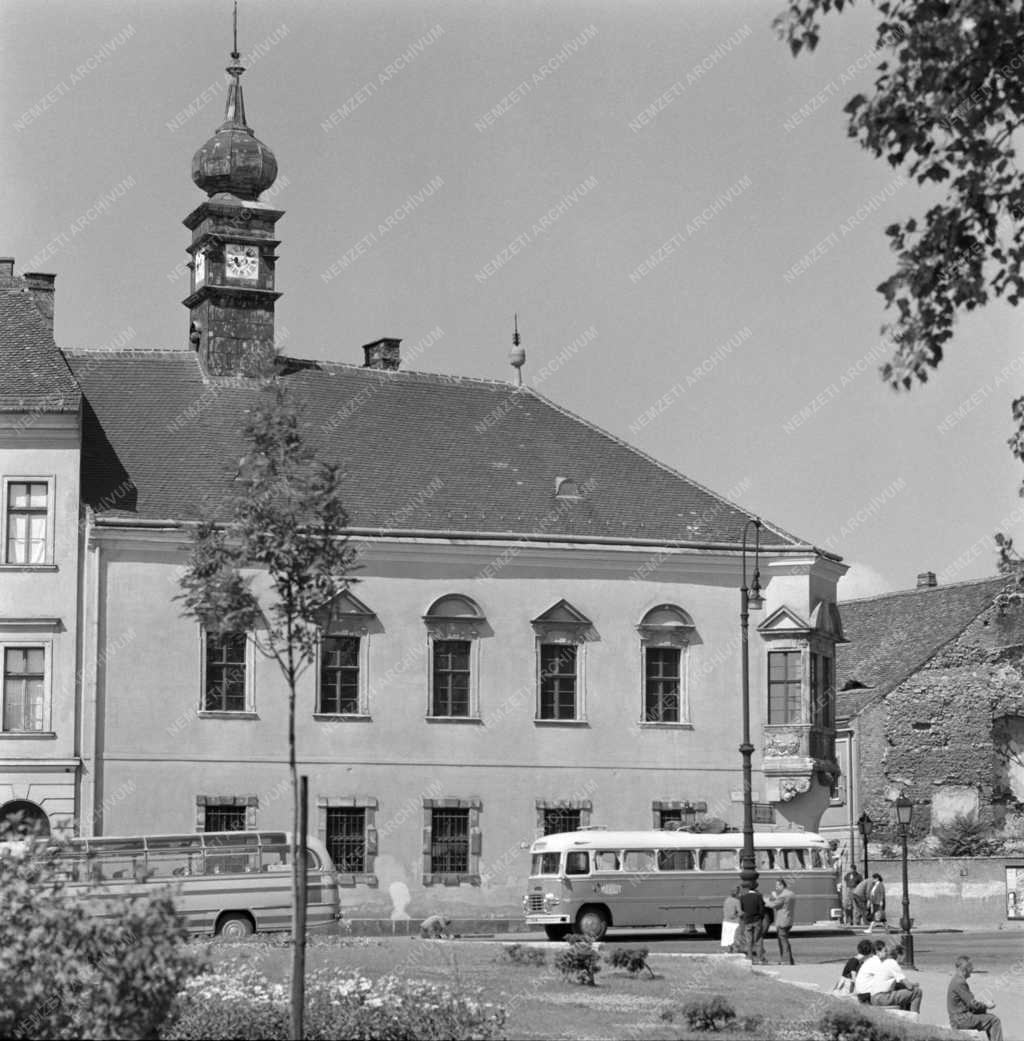 Budai Vár - Turizmus - Turistabuszok a Szentháromság téren