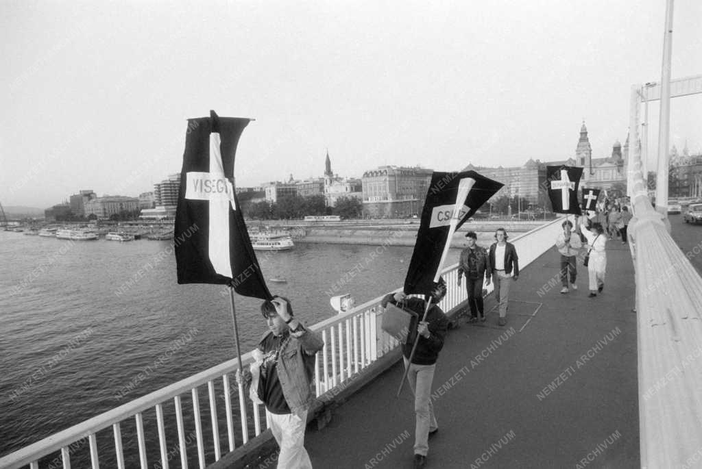 Demonstráció - Tüntetés a Bős-Nagymarosi beruházás ellen