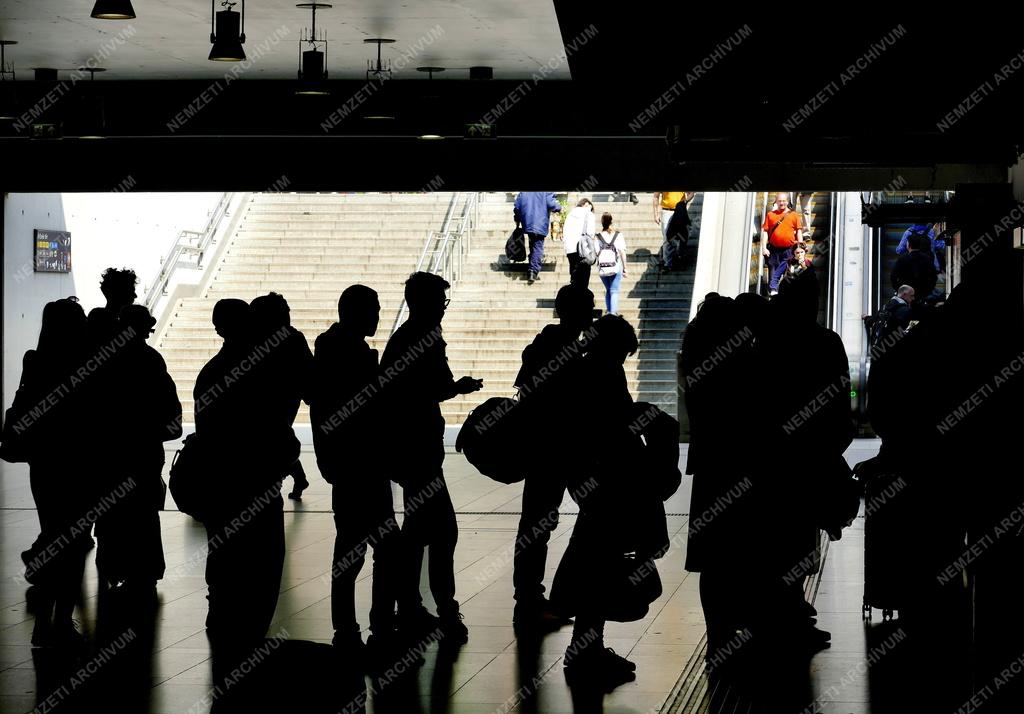 Közlekedés - Budapest - Utasok a Kelenföld vasútállomáson