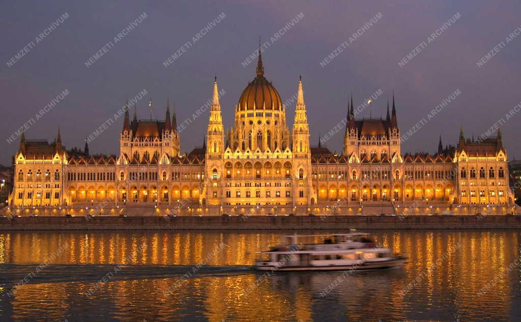 Budapest - Városkép - A Parlament esti kivilágításban