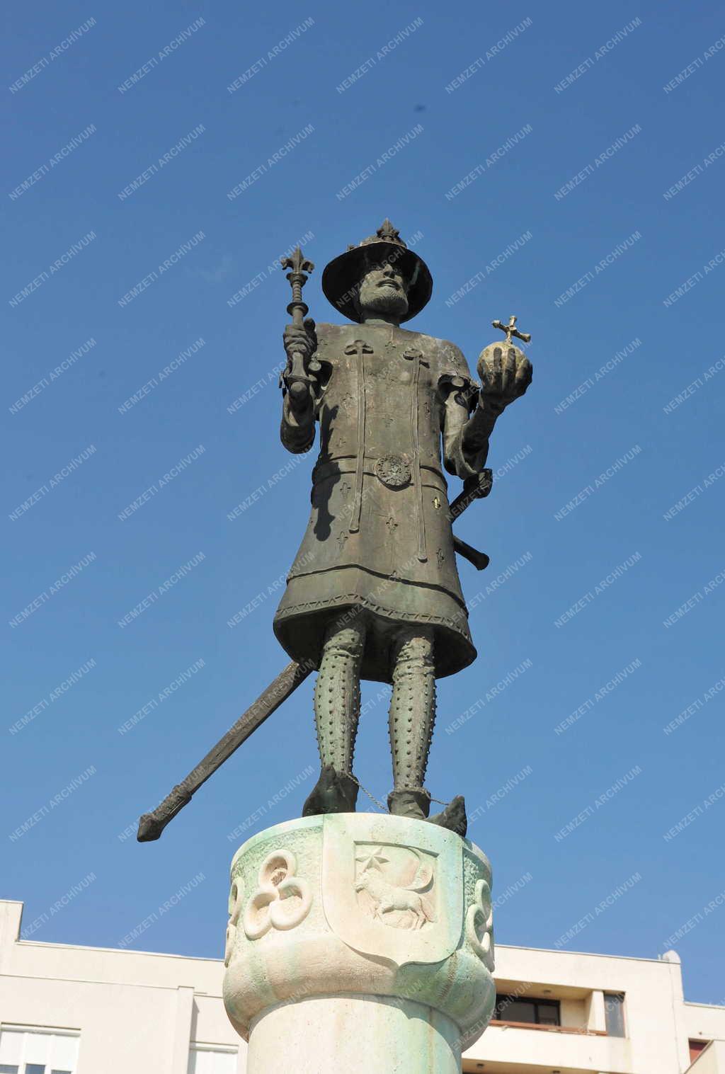 Gyöngyös - Köztéri szobor