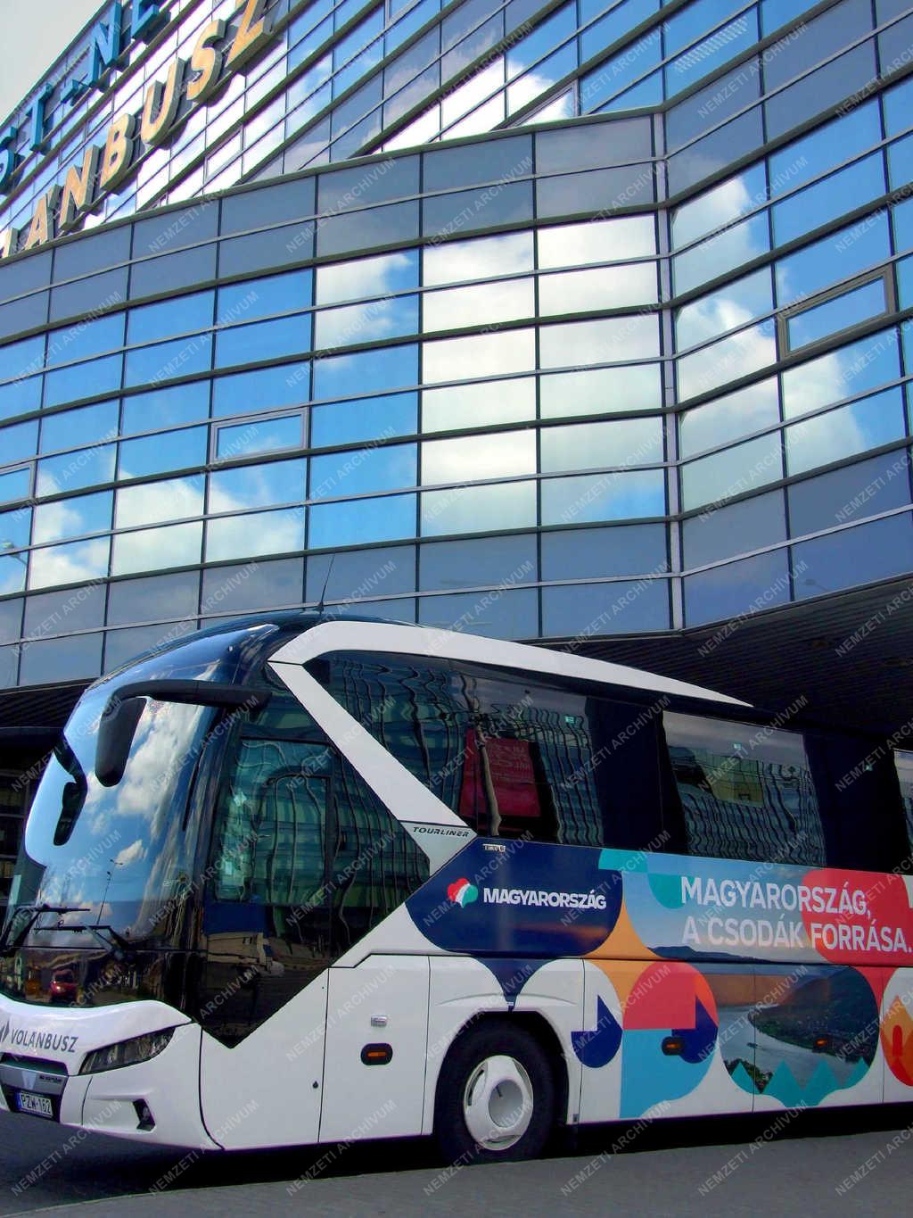 Közlekedés - Budapest - A Volánbusz színes autóbusza