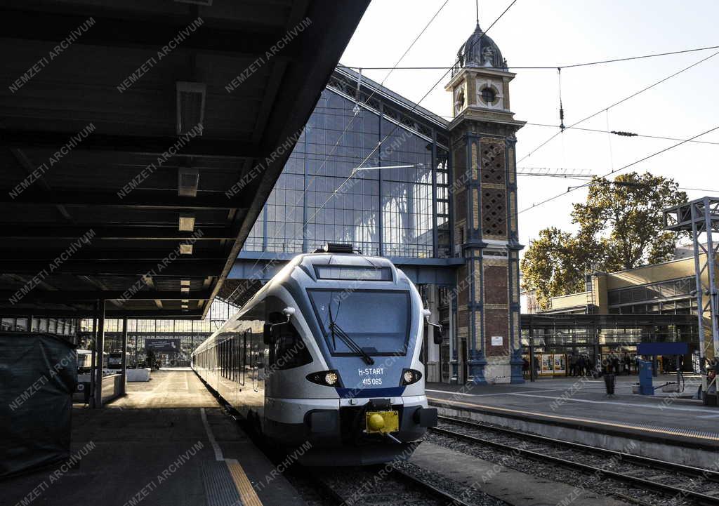 Közlekedés - Budapest - A Nyugati pályaudvar megújult csarnoka