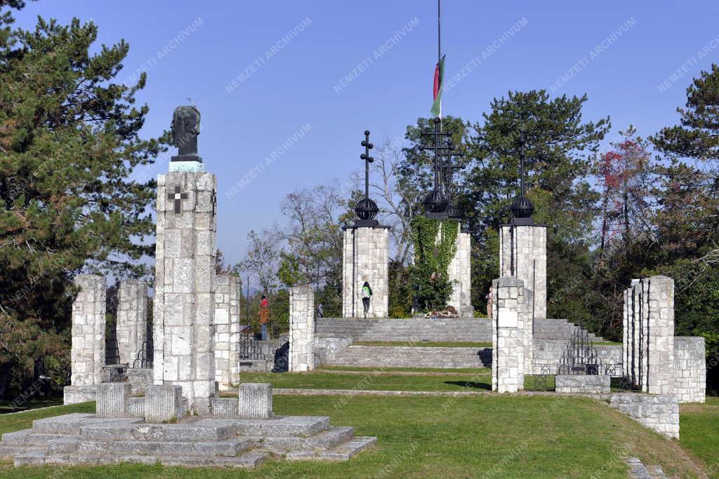 Emlékezés - Zebegény - Országzászló és hősi emlékmű