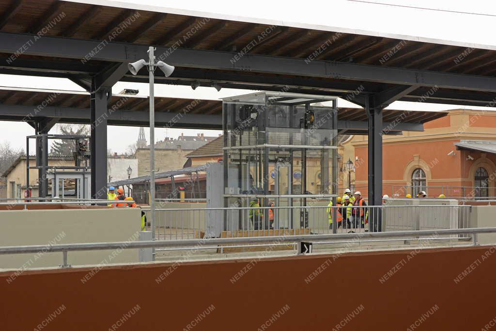 Felújítás - Vác - Megújul a váci vasútállomás