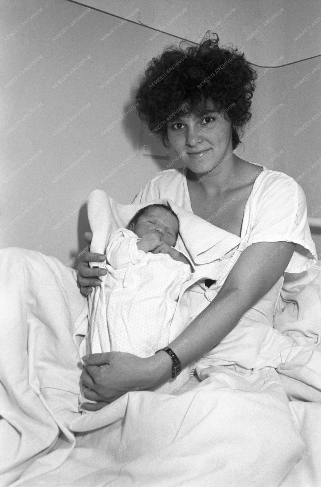 Család - A Magyar Köztársaság első újszülöttje