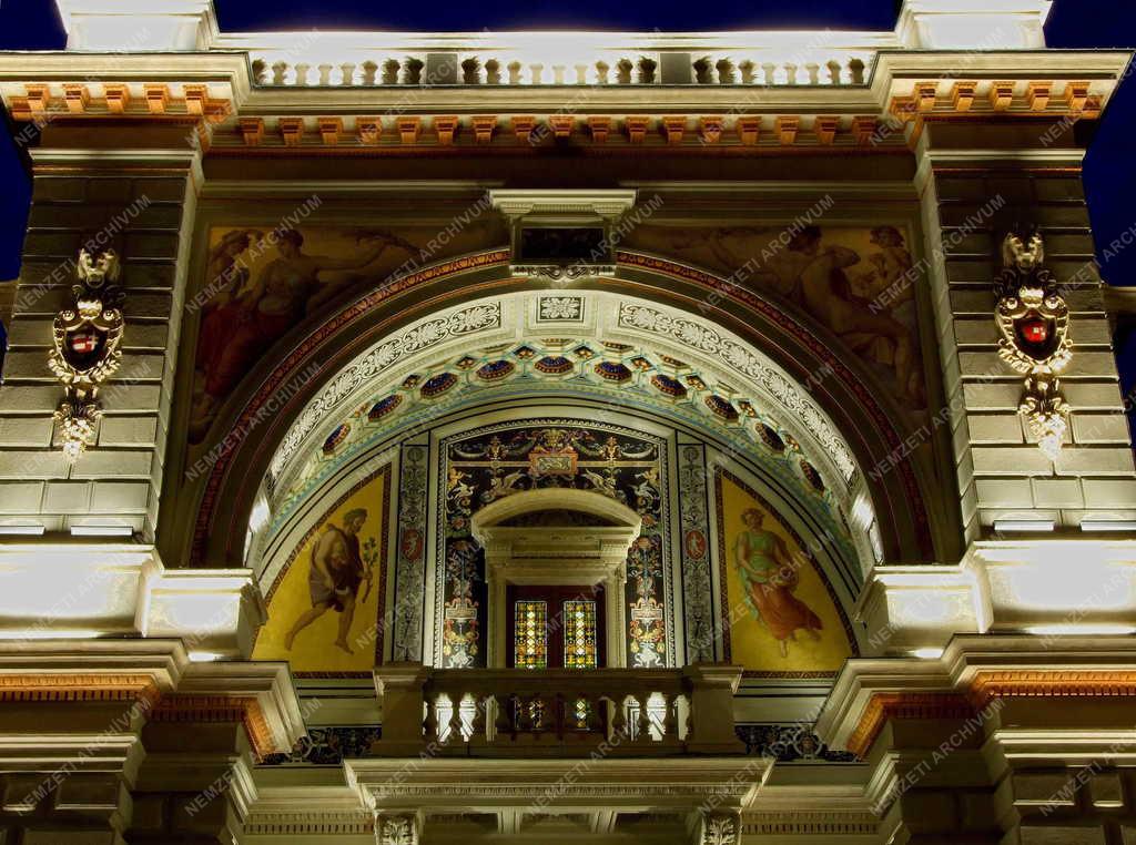Műemlék - Budapest - A Várkert Bazár esti kivilágításban