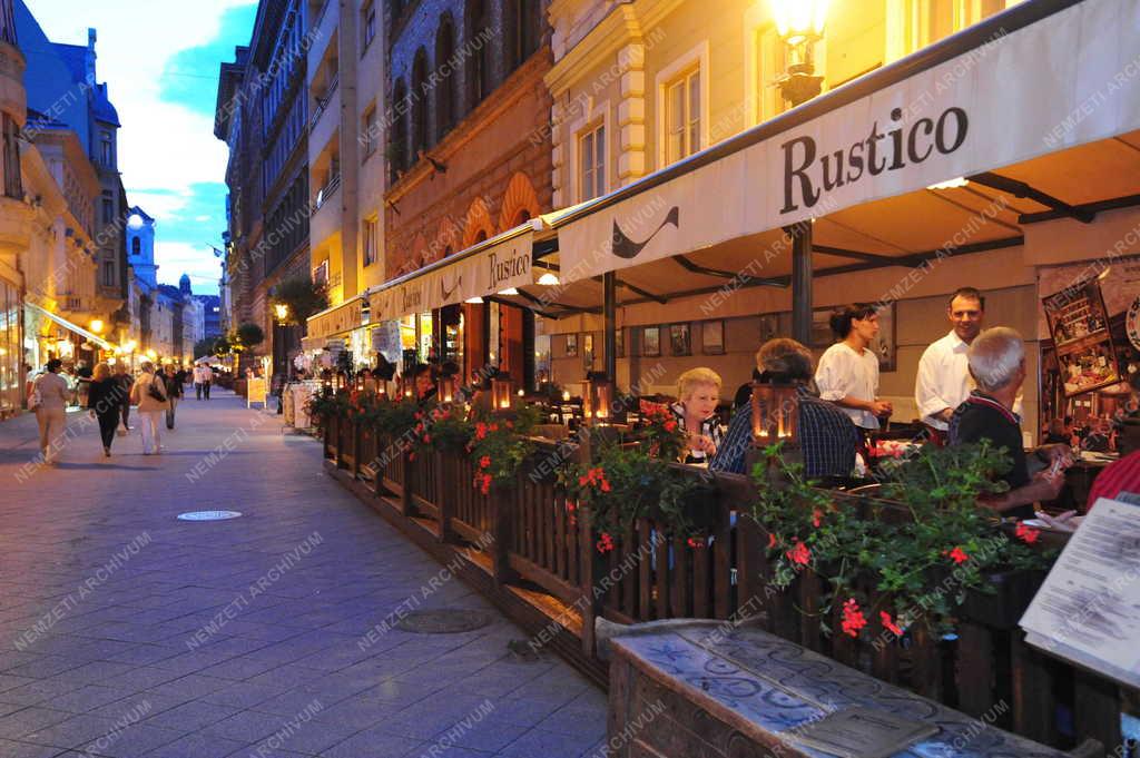 Vendéglátás - Budapest - Esti utcakép