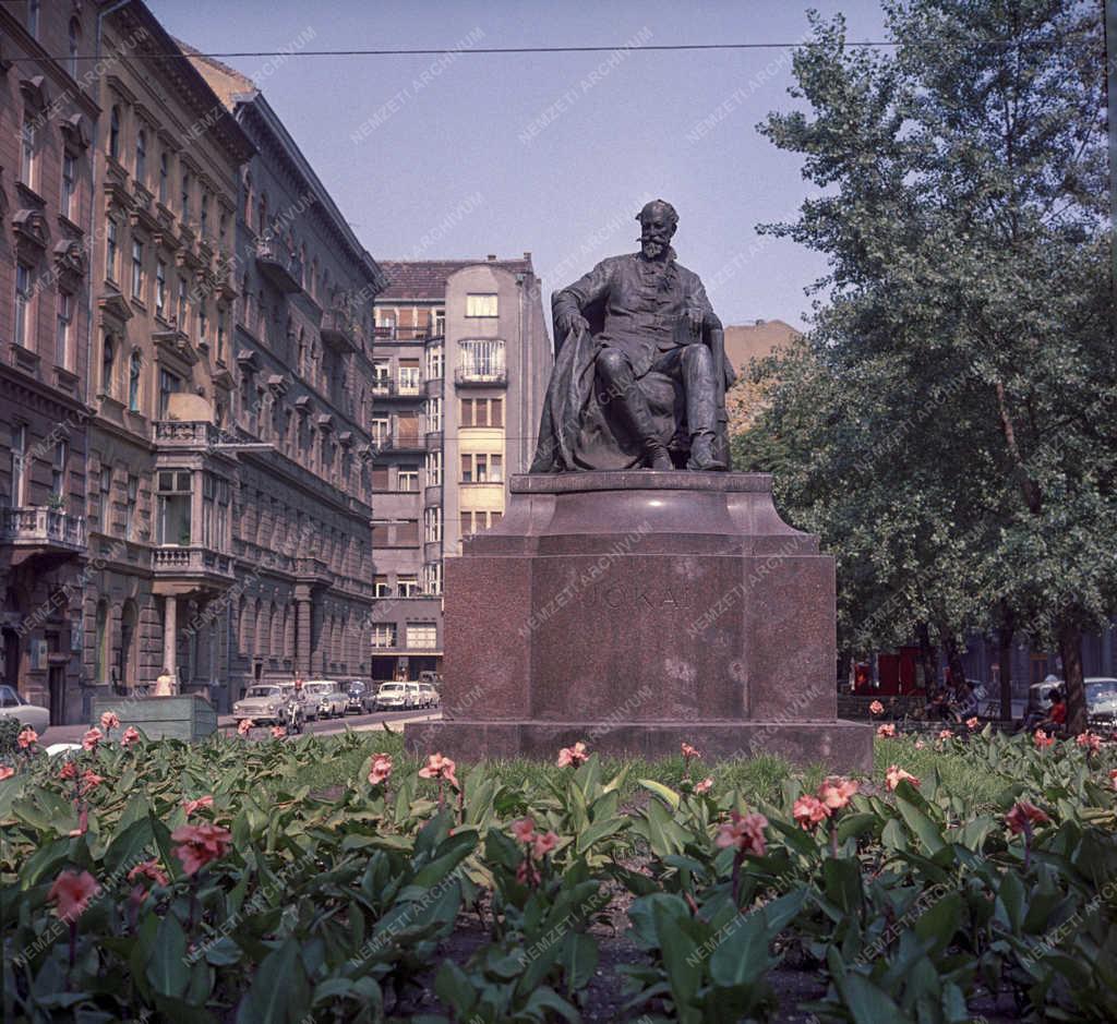 Városkép - Budapest - Jókai Mór-szobor