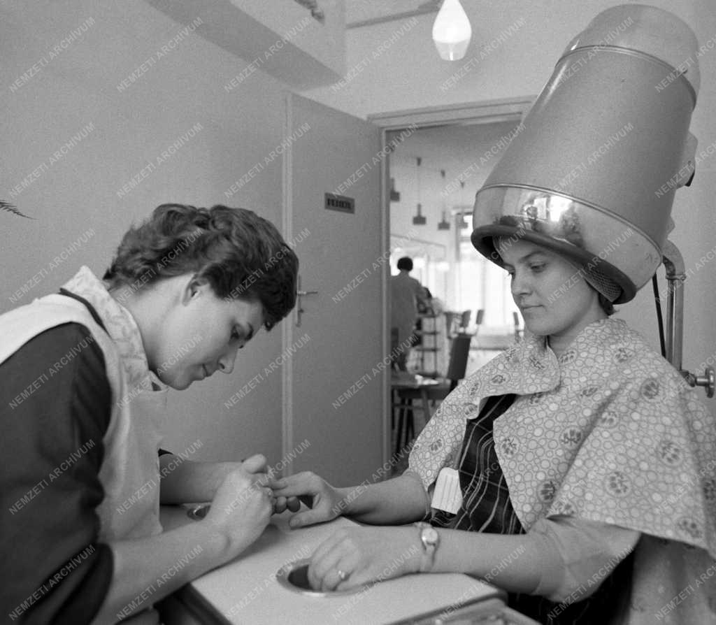 Szolgáltatás - Szolgáltatóház Siófokon