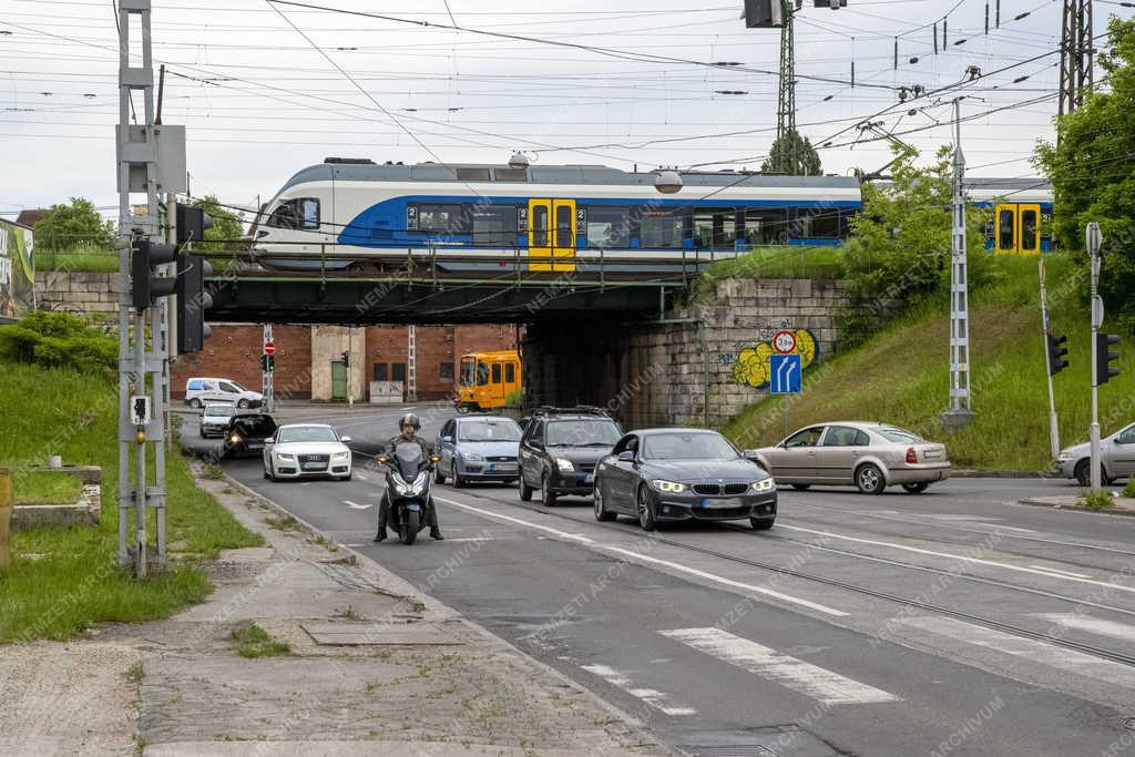 Közlekedés - Forgalom a fővárosi Éles saroknál