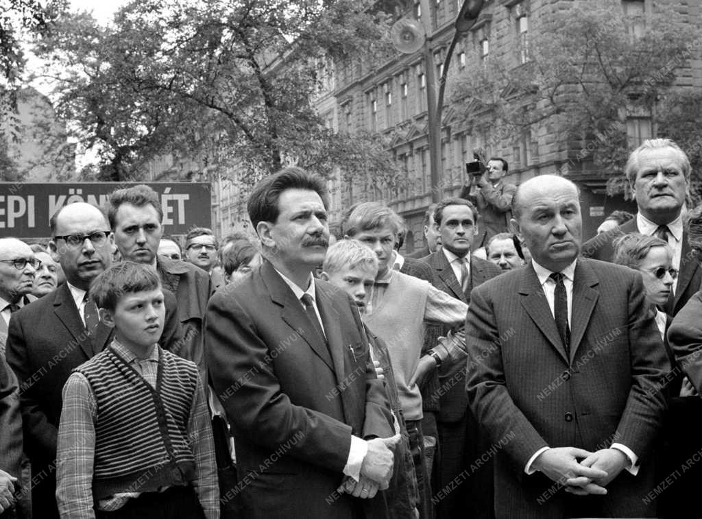 Megnyílt az 1965. évi ünnepi könyvhét